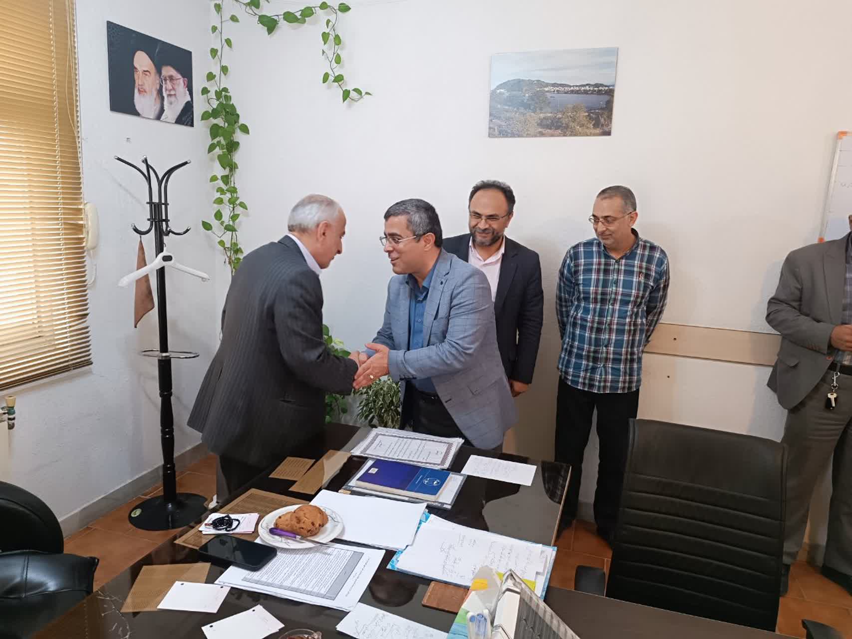 مدیرکل صمت گیلان گفت: هرگز اجازه نخواهیم داد کسی به بهانه دوستی یا قوم و خویش بودن بتواند امتیاز ویژه خارج از چارچوب قانونی دریافت کند.