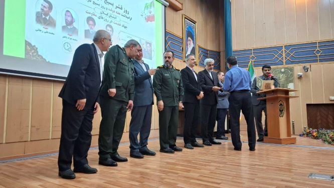 با حضور استاندار گیلان و فرماندار رشت: همایش روز بسیج کارمندان و گرامیداشت هفته دولت در رشت برگزار شد/ هادی حق شنناس: وحدت مردم، مهمترین سد در برابر توطئههای دشمن است با حضور استاندار گیلان و فرماندار رشت: همایش روز بسیج کارمندان و گرامیداشت هفته دولت در رشت برگزار شد/ هادی حق شنناس: وحدت مردم، مهمترین سد در برابر توطئههای دشمن است