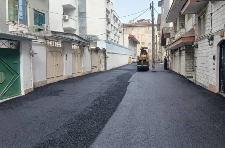 اجرای عملیات روکش آسفالت مسیر کوچه ششم میدان سیادتی به سمت شرکت گاز گیلان